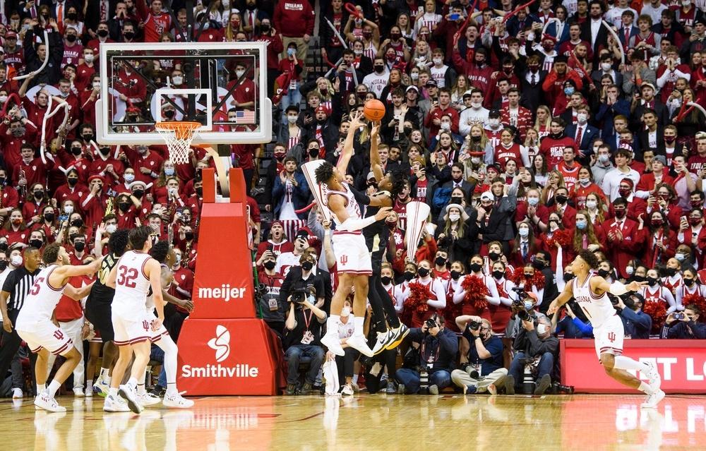 Indiana's Trayce Jackson-Davis defends Pudue's Jaden Ivey